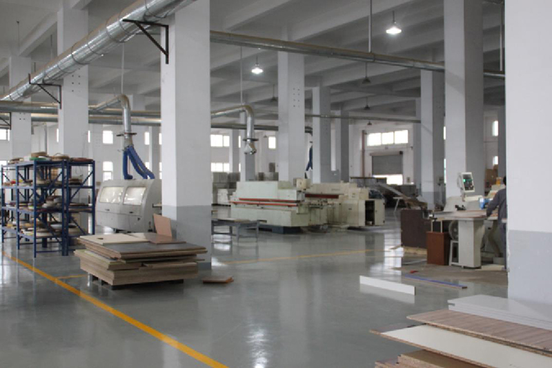 上海辦公家具廠卓越的現(xiàn)代化管理制度，認(rèn)真負(fù)責(zé)的福冠辦公家具全體員工，規(guī)范化流水作業(yè)，保障您的產(chǎn)品質(zhì)量。